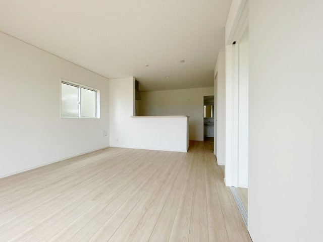 新築戸建・新築建売　矢吹町八幡町　善郷小・矢吹中の居間・リビング|キッチンの前にダイニングテーブルを設置すれば、お料理の配膳もスムーズです！