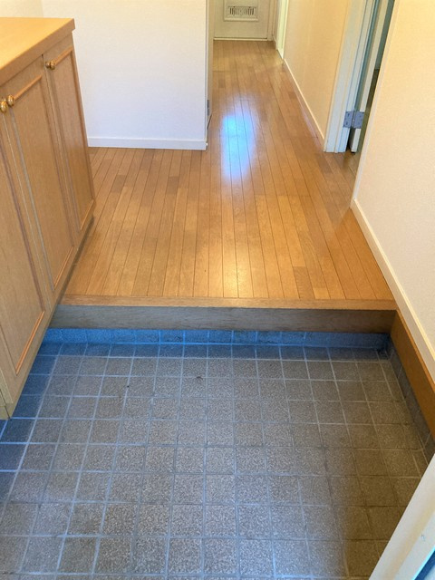 三鷹市下連雀３丁目のアパートの玄関