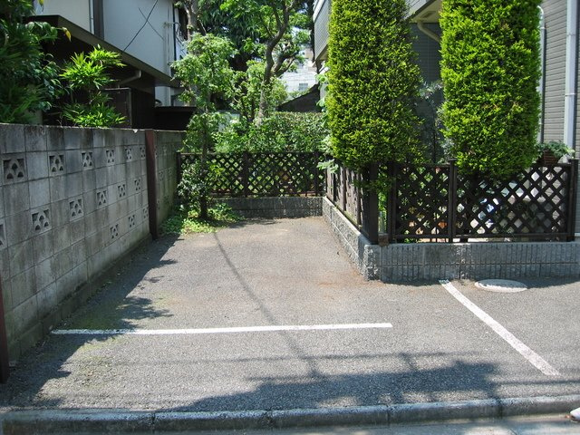 三鷹市下連雀３丁目のアパートの駐車場