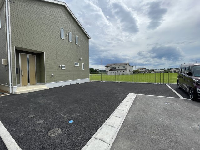 新築戸建・新築建売　矢吹町八幡町　善郷小・矢吹中の駐車場|駐車スペースはゆとりがあり並列3台可能です！（車種による）