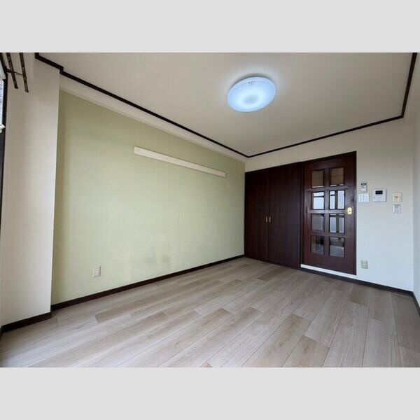ロイヤル魚住の居間・リビング