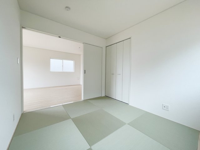 新築戸建・新築建売　矢吹町八幡町　善郷小・矢吹中の和室|畳のぬくもりが心地いい和室。リビングから見守ることができ、お子様のお昼寝や遊び場に最適です！