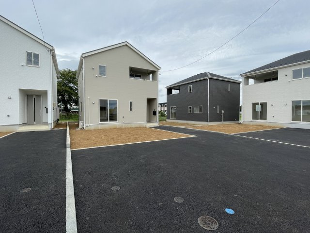 新築戸建・新築建売　矢吹町八幡町　善郷小・矢吹中の駐車場|駐車スペースはゆとりがあり3台可能です！（車種による）