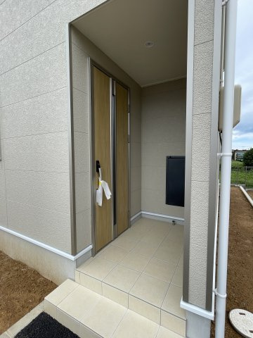新築戸建・新築建売　矢吹町八幡町　善郷小・矢吹中の玄関|玄関ポーチが広く天候不良の日でも焦ることなく開錠や施錠ができます！