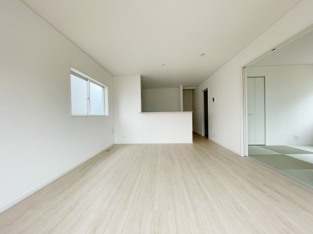 新築戸建・新築建売　矢吹町八幡町　善郷小・矢吹中の居間・リビング|16.3帖のLDKはご家族の集まる家族団らんスペース！キッチンの裏に階段がございます！