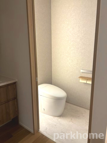 土佐市高岡町乙　築浅平屋中古住宅のトイレ|タンクレスのおしゃれなトイレです