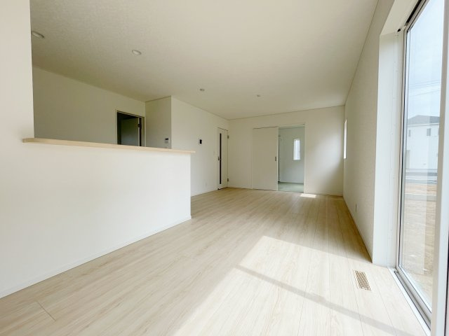 新築戸建・新築建売　矢吹町八幡町　善郷小・矢吹中の居間・リビング|カウンターキッチンなので食事の配膳や片付けの動線が短く済み便利です！