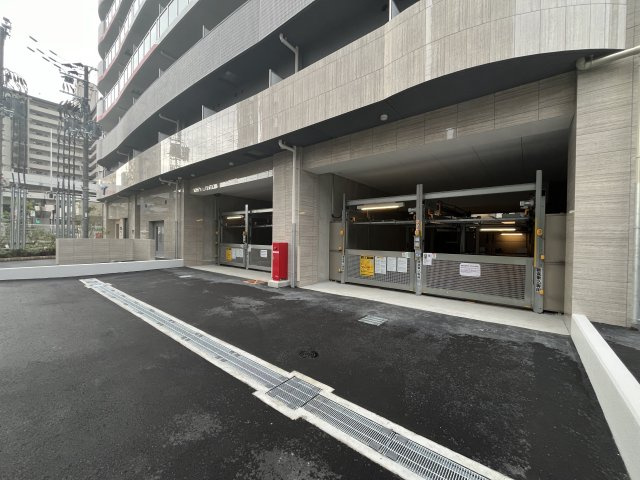 セレニテ江坂グランデ の駐車場