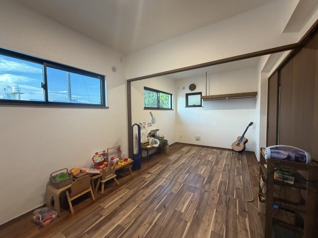 読谷村高志保（築浅RC平屋建て）の洋室|ライフスタイルで使い分けができる、間仕切り可能な洋室9.6帖♪（各4.8帖×2）