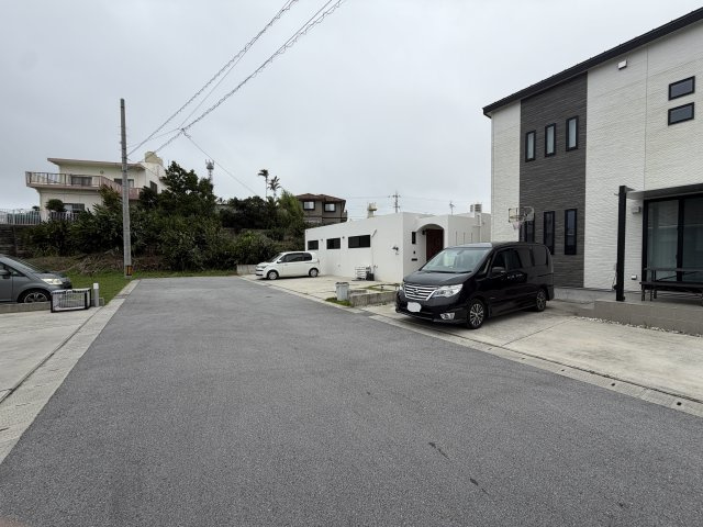 読谷村高志保（築浅RC平屋建て）の前面道路含む現地写真|※北側公道5m♪