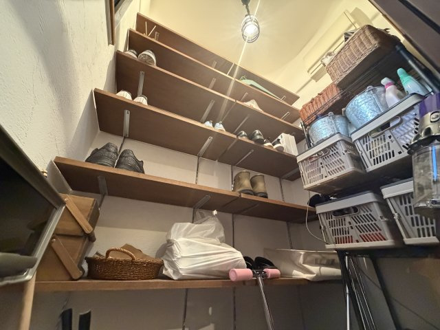 読谷村高志保（築浅RC平屋建て）の収納|可動棚付きシューズインクローク♪