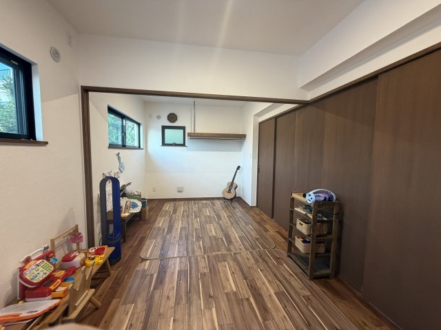 読谷村高志保（築浅RC平屋建て）の洋室|ライフスタイルで使い分けができる、間仕切り可能な洋室9.6帖♪（各4.8帖×2）