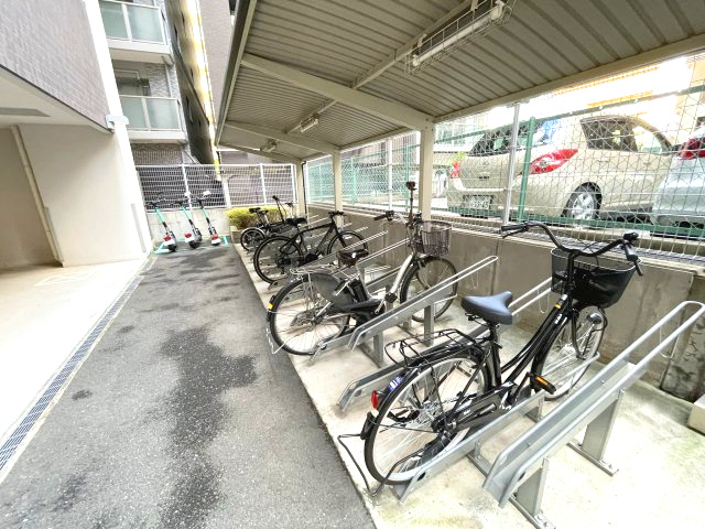 セレニテ北浜の駐車場