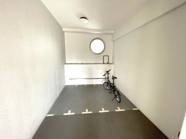 セレニテ北浜の駐車場