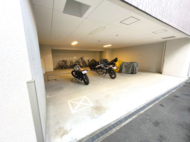 セレニテ北浜の駐車場