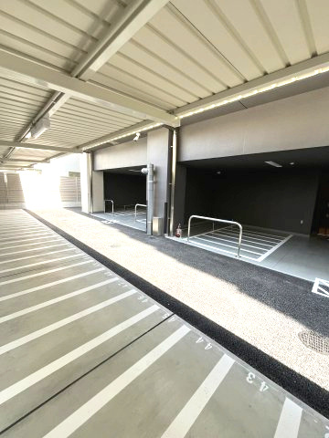カーサレグラス城東セントラルの駐車場