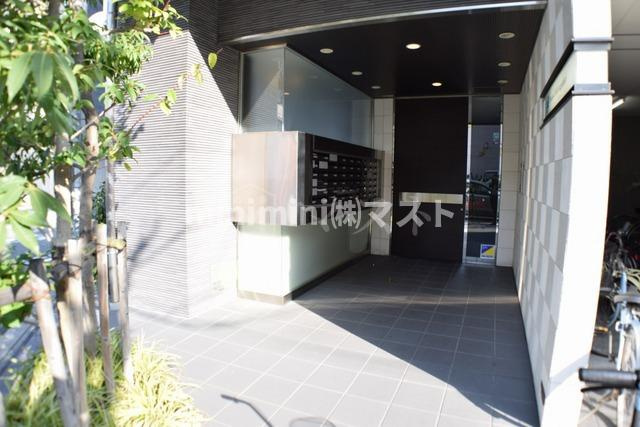 大阪市西区新町４丁目の賃貸マンションのエントランス