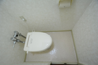 温水洗浄便座付きのトイレです♪