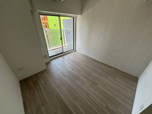 セレニテ難波リアンの洋室