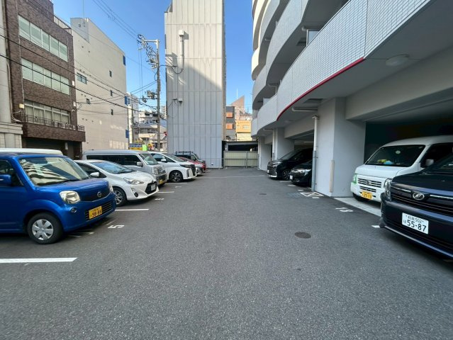 セレニテ日本橋プリエの駐車場