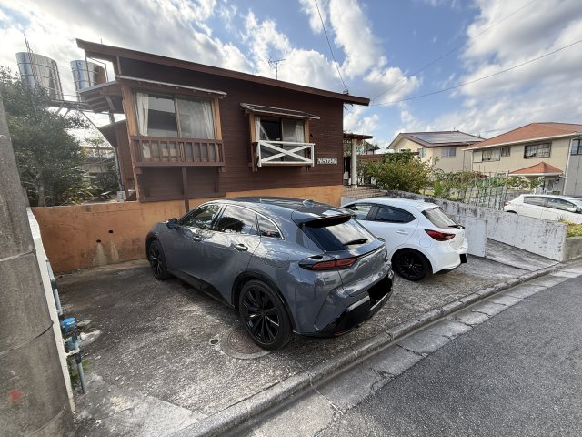 恩納村名嘉真　木造戸建　の駐車場