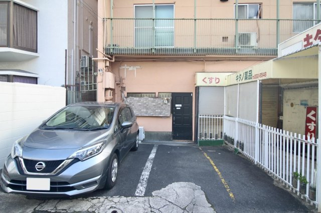 北野町 山麓ハイツ1F 店舗/事務所の駐車場|駐車スペースは向かって右側、月25,000円