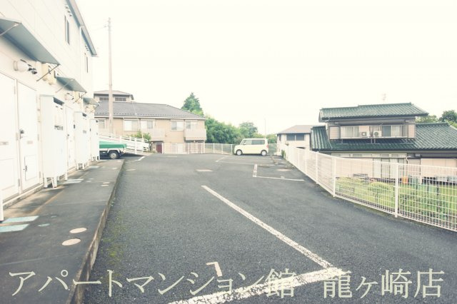 レオパレス新町の駐車場