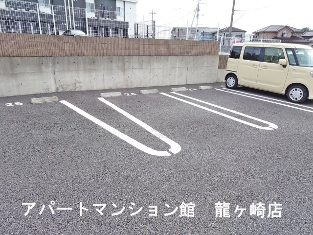 ヴィラ・エレガントαの駐車場