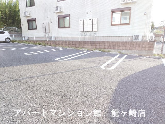 ヴィラ・エレガントの駐車場