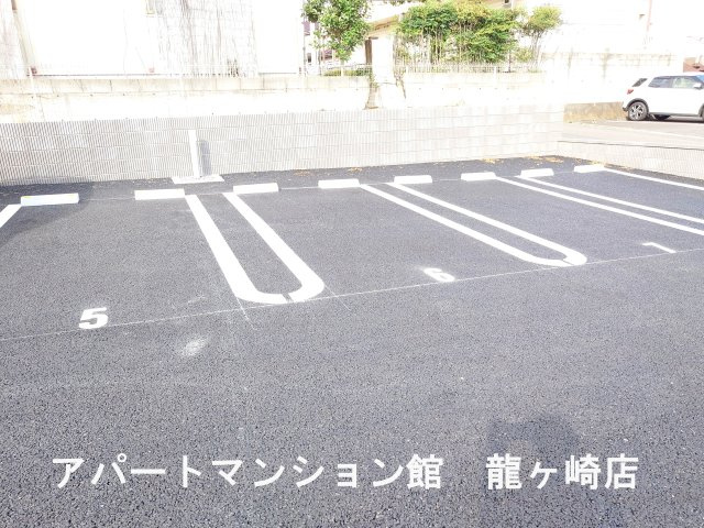 ル・ユウセイ(Le Yusei)の駐車場