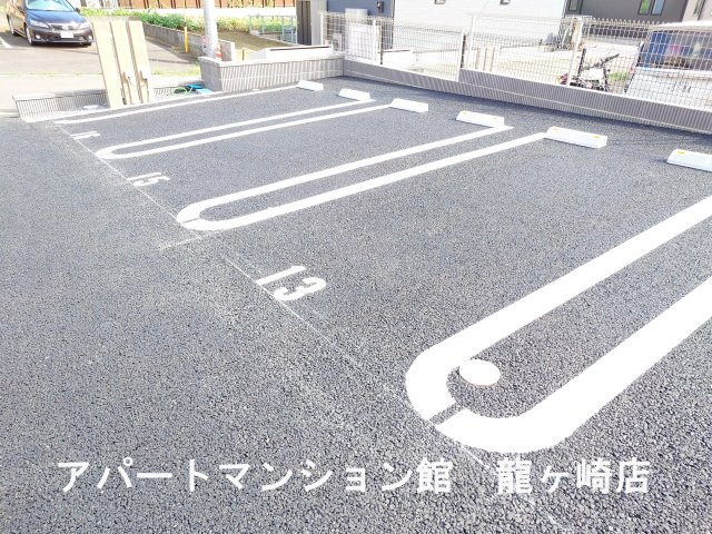 ル・ユウセイ(Le Yusei)の駐車場