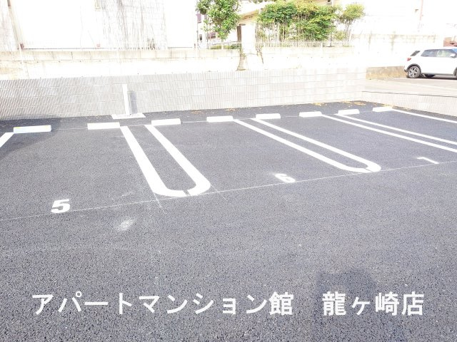 ル・ユウセイ(Le Yusei)の駐車場