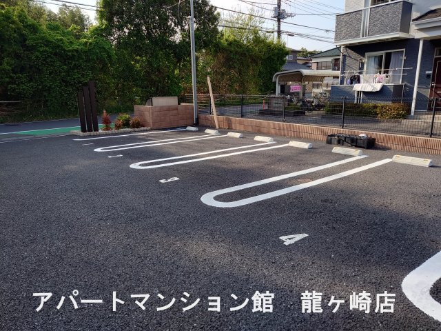 ロングパインの駐車場