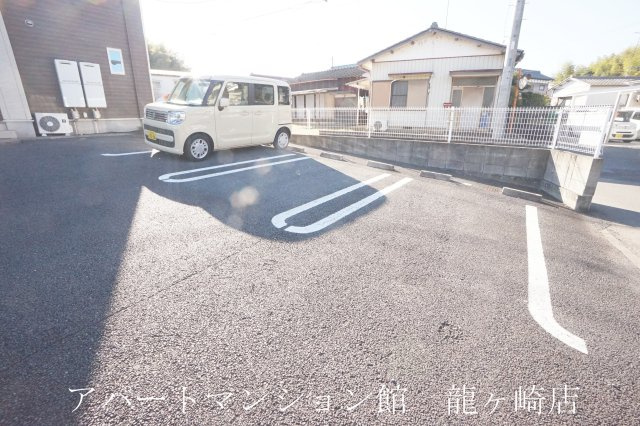 サクラの駐車場