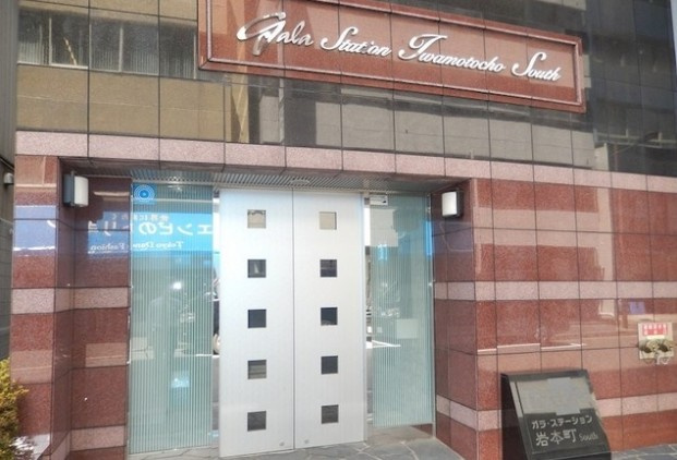 千代田区岩本町３丁目の賃貸マンションのエントランス