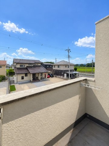 「設備で選びたくなる家」最上級水廻り×黒が映える上質空間×駐車並列3台の築浅邸宅　栃木市都賀町のバルコニー|暖かな日差しのふりそそぐバルコニー