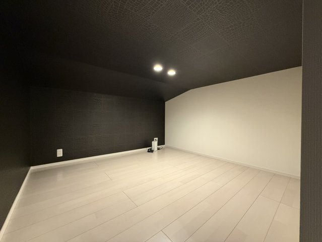 「設備で選びたくなる家」最上級水廻り×黒が映える上質空間×駐車並列3台の築浅邸宅　栃木市都賀町の内装|屋根裏部屋です