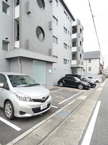 パークウエスト上社の駐車場