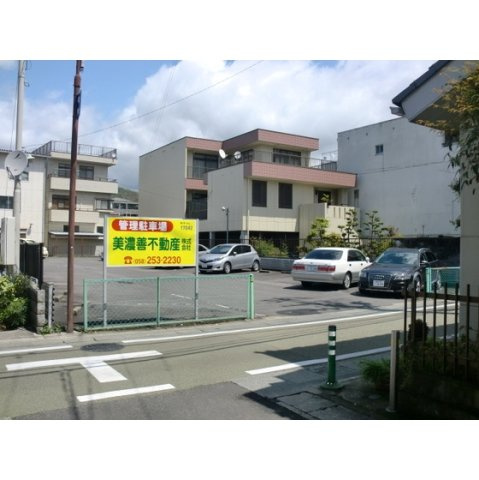 丸金パーキングの外観