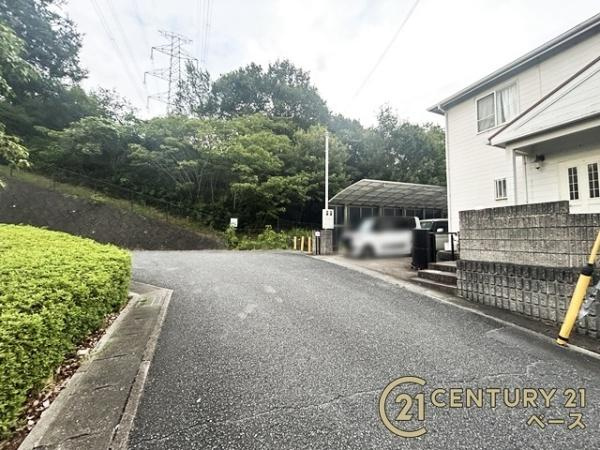 香芝市旭ケ丘５丁目　一戸建の前面道路含む現地写真|■前面道路は広々！駐車もラクラクです！