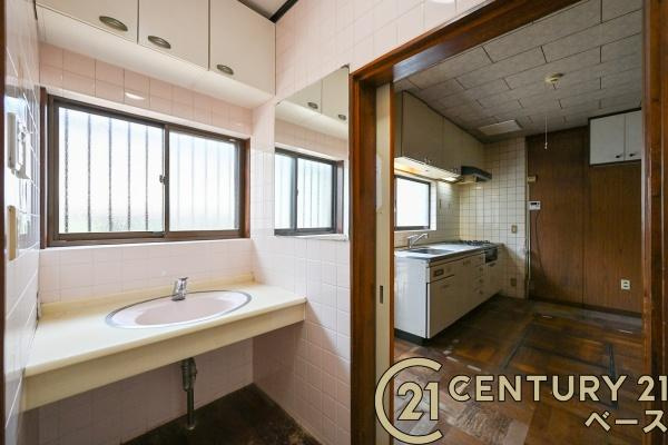 生駒郡三郷町勢野西５丁目の中古一戸建の独立洗面台|■現地撮影写真■洗面スペースも広々！