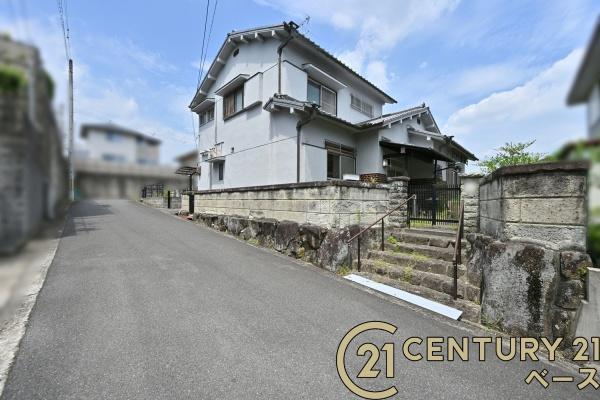 生駒郡三郷町勢野西５丁目の中古一戸建の前面道路含む現地写真