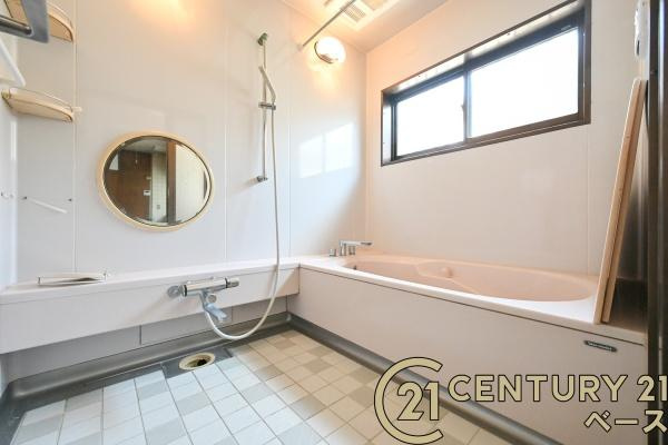 生駒郡三郷町勢野西５丁目の中古一戸建の浴室|■現地撮影写真■ゆったりしたサイズの浴室！足を伸ばしての入浴は疲れも癒してくれます！