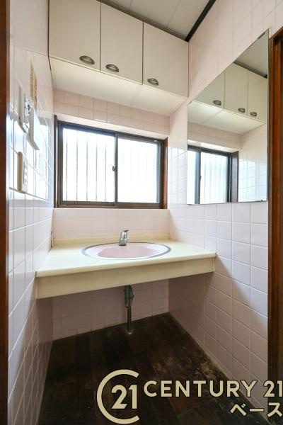 生駒郡三郷町勢野西５丁目の中古一戸建の独立洗面台|■現地撮影写真■洗面スペースも広々！