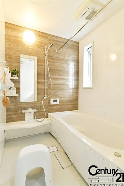 葛城市中戸 ５号地 ／新築一戸建の内観：施工例|■１坪タイプのユニットバス！足をのばしてお湯につかっていただける広いバスタブです！■