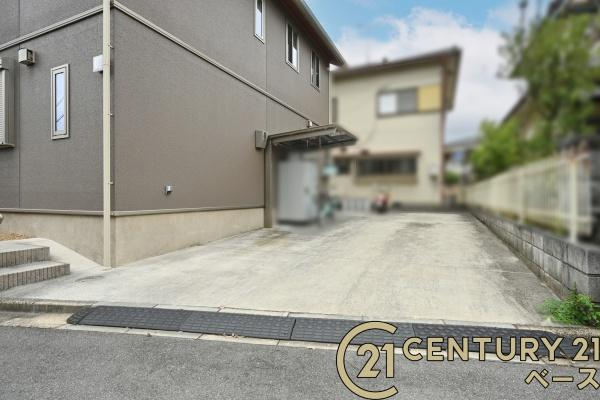 大和郡山市満願寺町の中古一戸建の駐車場|■現地撮影写真■駐車スペース：３台可・加えて自転車やバイクを置けるサイクルポートを完備！