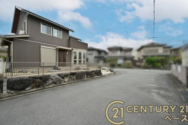 大和郡山市満願寺町の中古一戸建の前面道路含む現地写真