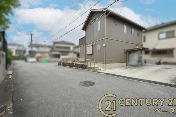 大和郡山市満願寺町の中古一戸建の前面道路含む現地写真