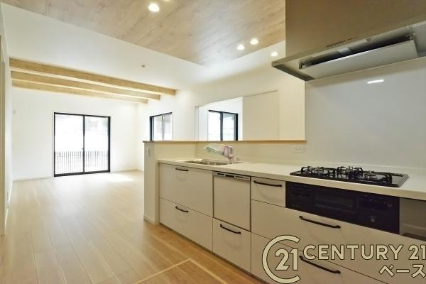 葛城市中戸 ２号地 ／新築一戸建の内観：施工例|■家族とのコミュニケーションがとりやすい人気のカウンターキッチン！食洗器付きで洗い物も楽々！■