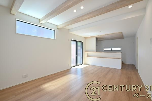 北葛城郡広陵町萱野 ／新築一戸建の内観：施工例|■ご家族でくつろいでいただける広々としたリビングです！全窓ペアガラス標準装備！■